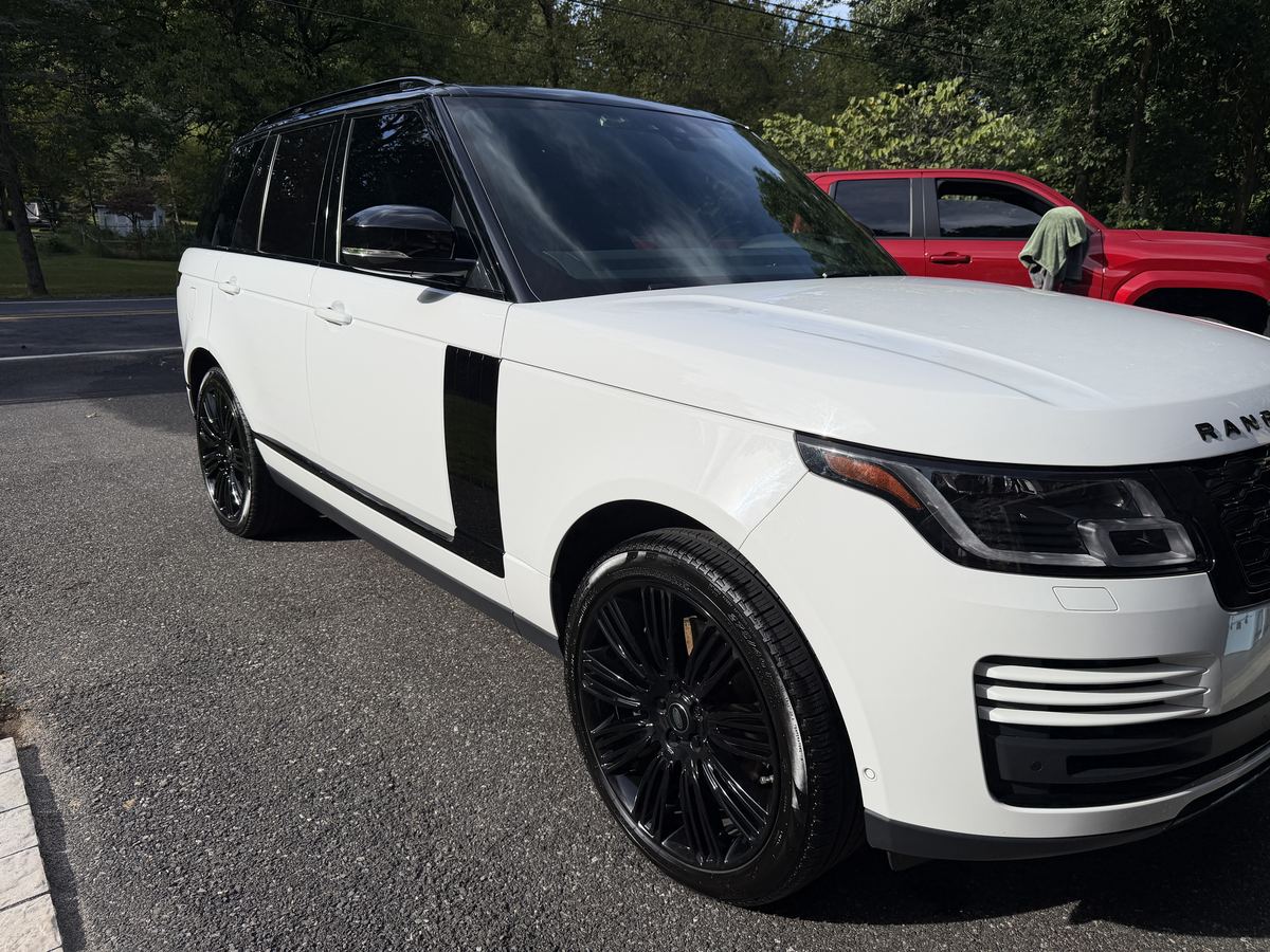 White Range Rover with gloss black wheels after an exterior detail